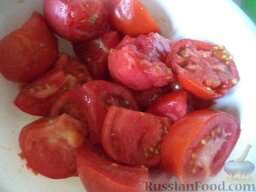 Аджика кабачковая с помидорами: Помидоры помыть, разрезать на 2 части, вырезать зеленый стержень.