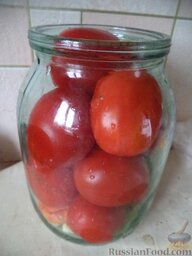 "Пьяные" помидоры: На дно банки положить 1 веточку сельдерея, лавровый лист, 5 горошин черного перца, гвоздику и лук (по желанию), острый перец и чеснок. Выложить помидоры плотно.