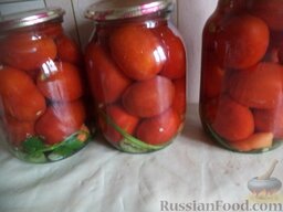 "Пьяные" помидоры: Кипящим маринадом залить помидоры. Накрыть крышками.