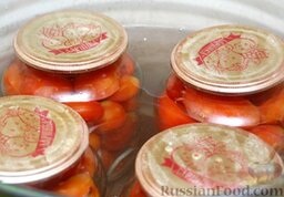 "Пьяные" помидоры: Выставить банки в емкость с теплой водой. Довести до кипения, сте­рилизовать 15 минут.