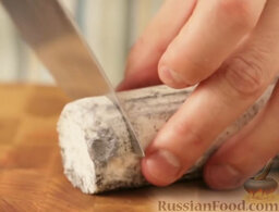 Салат со свеклой и козьим сыром: Сыр нарезаем крупными кусочками.