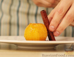 Запеченный апельсин: Запеченные апельсины выкладываем на тарелку, поливаем соком.