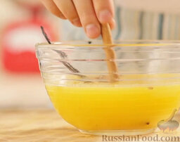 Запеченный апельсин: Соединяем апельсиновый и лимонный сок, добавляем специи и цукаты.