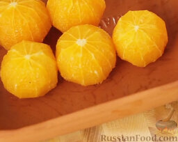 Запеченный апельсин: Очищаем апельсины от шкурки и помещаем их в форму для запекания.