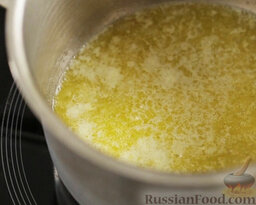 Запеченный апельсин: Растапливаем сливочное масло.