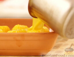 Запеченный апельсин: Заливаем апельсины соусом.