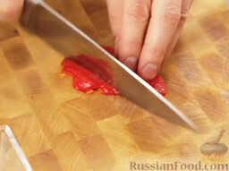 Сальса из печеного перца с томатами: Как приготовить сальсу из печеного перца:    Печеный перец нарезать кубиками.