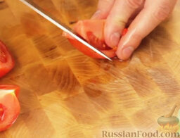 Сальса из печеного перца с томатами: Помидоры нарезать способом конкассе: разрезать помидор на 4 части, удалить сердцевину и кожуру.