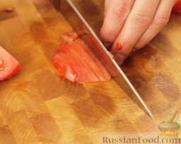 Сальса из печеного перца с томатами: А затем нарезать мелкими кубиками.