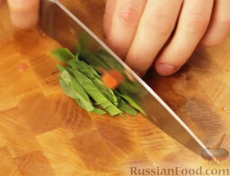 Сальса из печеного перца с томатами: Базилик нарезать.
