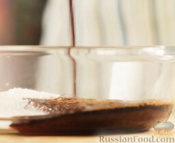 Малина с сиропом из черного бальзамичского уксуса: Как приготовить десерт из малины:    Смешиваем сахар и бальзамический уксус.