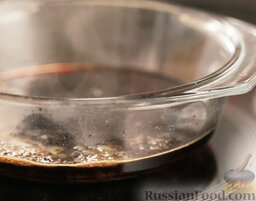 Малина с сиропом из черного бальзамичского уксуса: Ставим смесь на огонь. Доводим до кипения.