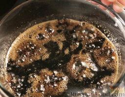 Малина с сиропом из черного бальзамичского уксуса: Варим сироп, помешивая, на среднем огне до загустения (10-15 минут).