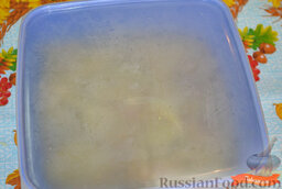 Маринованный перец со специями: Накрыть крышкой судочек, оставить при комнатной температуре на 12 часов. Затем охладить перец маринованный в холодильнике.