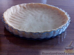 Пирог с вишней и творожным кремом: Форму (у меня d= 26-28 см) немного смазать маслом.  Выложить тесто в форму, растянуть руками и сформировать бортики.