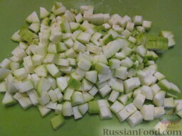 Паста с цуккини, сырокопченым окороком и сливками: Цуккини нарезать кубиками.
