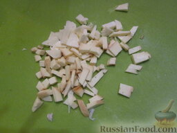 Паста с цуккини, сырокопченым окороком и сливками: Сыр нарезать кубиками.