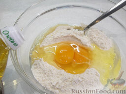 Пивные блинчики: Добавьте к муке соль, яйца, специи и растительное масло.
