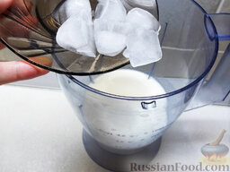 Клубнично-коньячный смузи: Как приготовить клубничный смузи с коньяком:    Налейте молоко в блендер. Я пользуюсь блендером стационарным. Если у вас погружной блендер, то налейте молоко в глубокую чашу или банку.Отправьте к молоку ванилин и кубики льда.