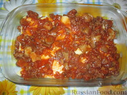 Лазанья из поленты: Теперь слой томатного соуса с грибами и колбасками.