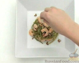 Спагетти с креветками: Выложите спагетти с креветками на блюдо. Посыпьте тертым пармезаном.