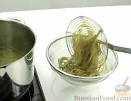 Спагетти с креветками: Вынуть спагетти из воды.