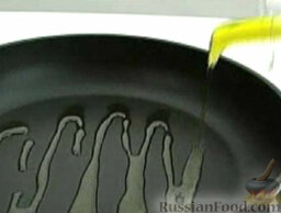 Спагетти с креветками: На сковороде разогреть оливковое масло. Выложить в масло чеснок. Обжарить.