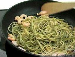 Спагетти с креветками: Добавить спагетти. Перемешать спагетти с креветками.