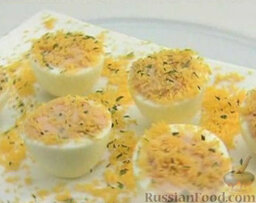 Фаршированные яйца: Яйца фаршированные готовы. Приятного аппетита!
