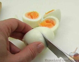 Фаршированные яйца: Яйца очистить. Разрезать пополам поперек.