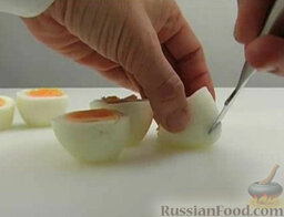 Фаршированные яйца: Отрезать кончики, чтобы половинки стали устойчивыми.