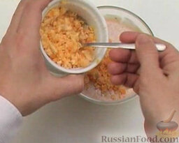Фаршированные яйца: Добавить часть измельченных желтков в соус. Перемешать.