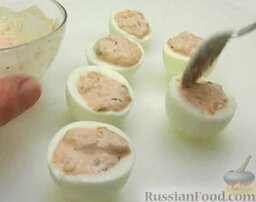 Фаршированные яйца: Заполнить соусом белки яиц.