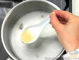 Салат с яйцами-пашот: Как приготовить салат с яйцами-пашот:    Влить уксус в воду.