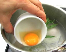 Салат с яйцами-пашот: Выключить огонь. Аккуратно выложить сырые яйца в кипяток. Накрыть крышкой и оставить на 3 минуты.