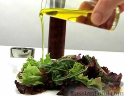 Салат с яйцами-пашот: Салатный микс полить растительным маслом. Посолить и поперчить.