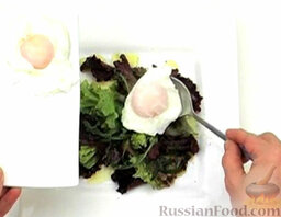 Салат с яйцами-пашот: Сверху выложить яйца-пашот, обжаренный бекон и сухарики. Салат с яйцами-пашот готов.