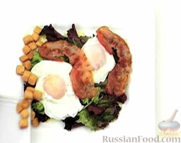Салат с яйцами-пашот: Готовый салат с яйцами-пашот. Приятного аппетита!