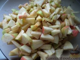 Яблочный  "фальшивый" штрудель: Как приготовить яблочный штрудель из лаваша:    Яблоки разрезать на 4 части, вырезать сердцевину, нарезать мелкими кусочками.