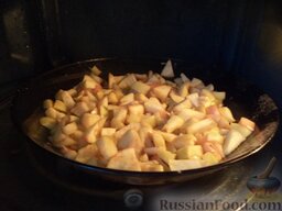 Яблочный  "фальшивый" штрудель: Яблоки выложить в огнеупорную посуду, посыпать сахаром и корицей. Поставить в микроволновку, запекать 5 минут на полной мощности. Затем вынуть, перемешать. Немного охладить.