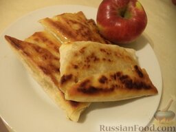 Яблочный  "фальшивый" штрудель: Выложить в тарелку порцию 