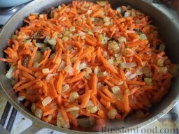 Рагу из баклажанов и картофеля: Последним слоем выложить лук с морковью. Сверху посолить, поперчить по вкусу. Залить кипятком (овощи на 2/3 должны быть покрыты водой).