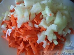 Рагу из баклажанов и картофеля: Тем временем очистить и помыть, лук и морковь. Лук нарезать кубиками, а морковь тонкой соломкой.