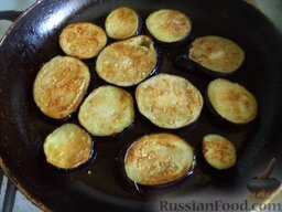 Рагу из баклажанов и картофеля: Затем перевернуть и также жарить с другой стороны. Готовые баклажаны вынуть в тарелку, жарить следующую порцию. Масло добавлять по мере надобности.