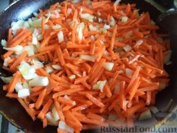 Рагу из баклажанов и картофеля: В горячее масло выложить лук и морковь, тушить на среднем огне, помешивая, 3-4 минуты. Снять с огня сковороду.