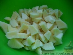 Рагу из баклажанов и картофеля: Вскипятить чайник.  Почистить и помыть картофель. Нарезать кусочками или кружочками.
