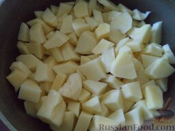 Рагу из баклажанов и картофеля: В казанок первым слоем выложить картофель.