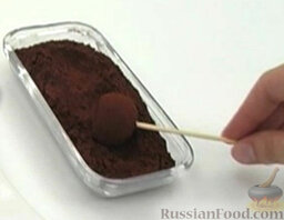 Трюфели: Обвалять часть трюфелей в какао.