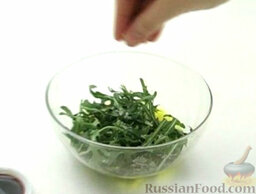 Салат с моцареллой: Как приготовить салат с моцареллой:    10 г рукколы полить оливковым маслом и посолить.