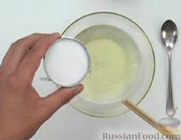 Рецепт риса для суши: Добавить сахар и соль. Тщательно размешать.